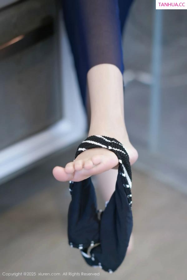 朱可 barbie可儿 [XiuRen]高清写真图 2025.11.21 No.11017 朱可儿Flora 黑色皮服第21张图片